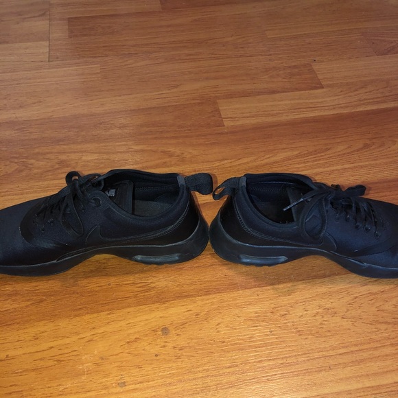 Brand new NIKE black running shoes - Picture 3 of 6